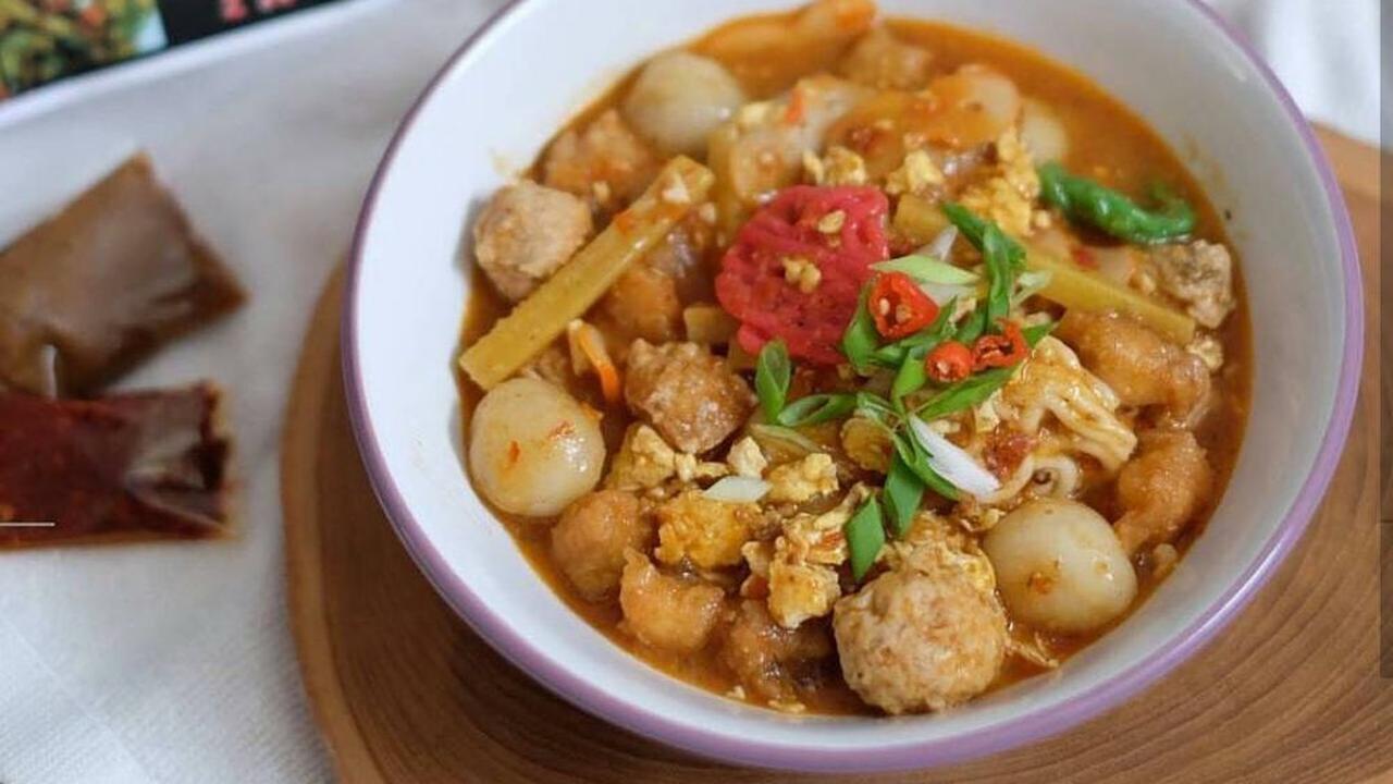 Seblak Pelangi: A Flavorful Bite on Jeruklegi's Riverside